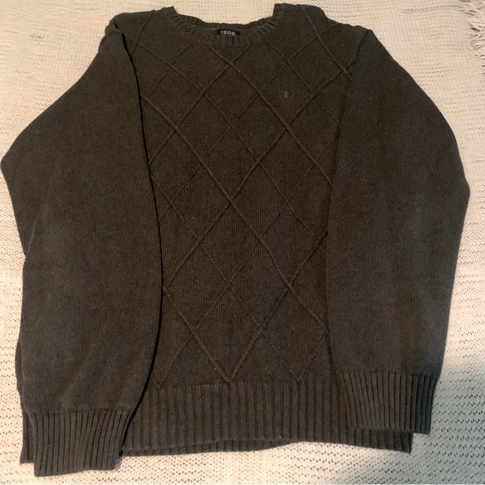 IZOD MENS LARGE DARK GREY/ HEATHER GRAY SWEATER WITH DIAMOND PATTERN.